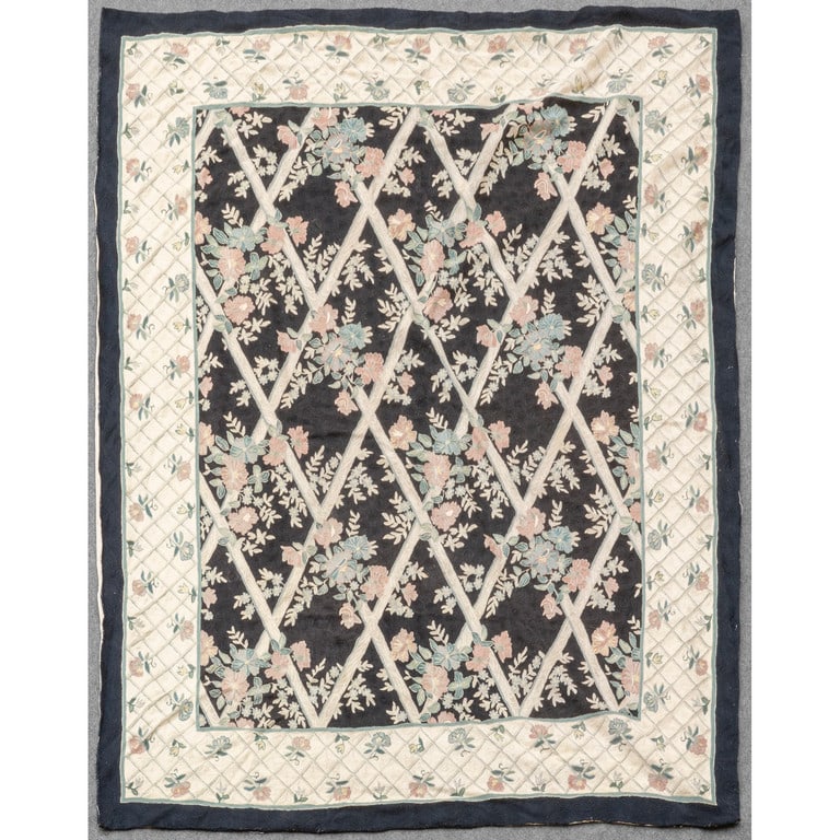 Tappeto decorato a grisaille con fiori in (1 of 1)