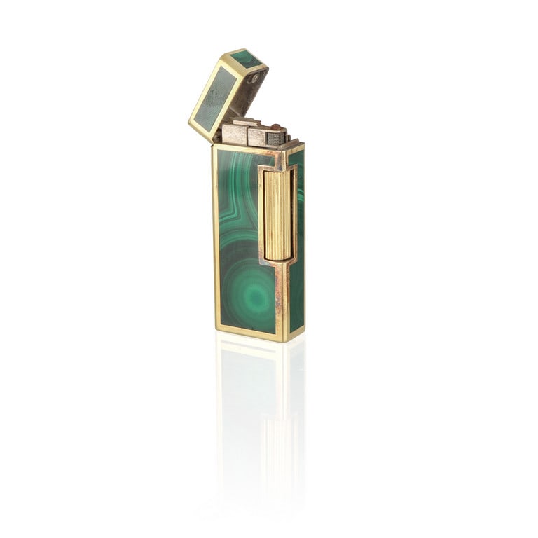DUNHILL - Accendino a rullo in laminato oro 750 e: DUNHILL - Accendino a rullo in laminato oro 750 e malachite. Firmato e punzonato. Dimensioni 65 x 25 mm. Peso lordo 102,8 g.