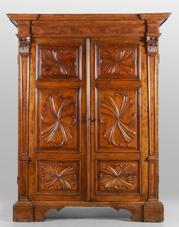 Armadio genovese a due ante in noce finemente (1 of 3)