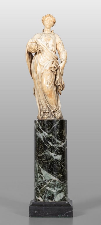 Vestale, scultura in avorio poggiante su base in (1 of 3)