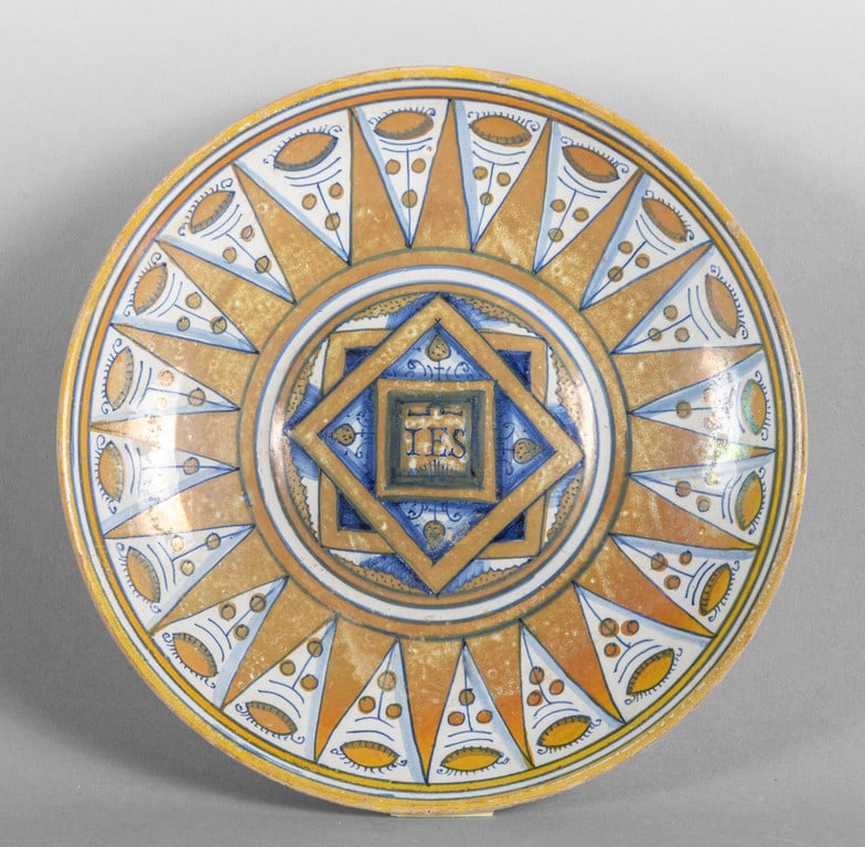 Piatto in maiolica con decorazioni a lustro con: Piatto in maiolica con decorazioni a lustro con scritta "IES", Deruta sec.XVII diam.cm.20, difetti