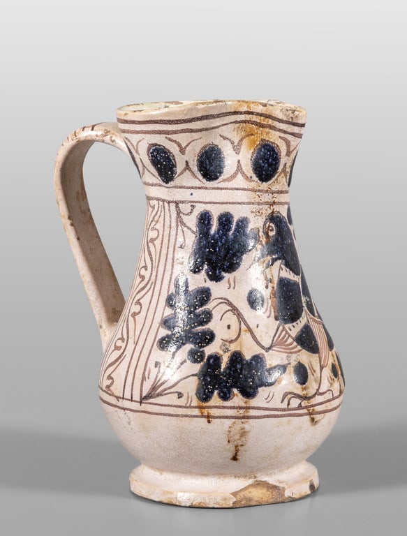 Brocca in maiolica, decorazione a zaffera con (1 of 2)