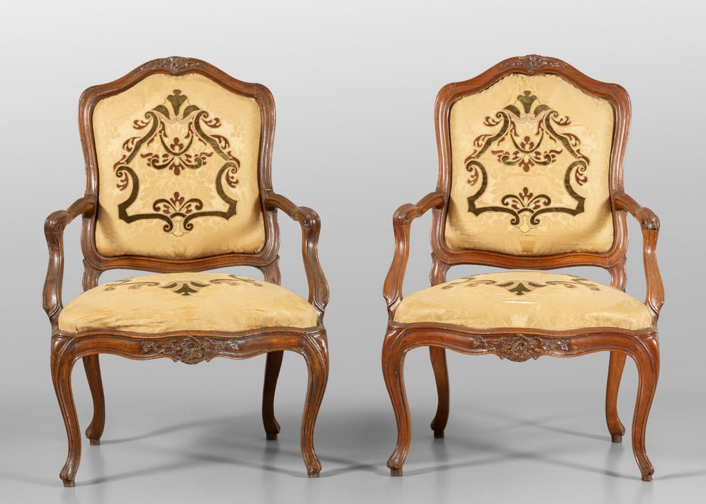 Coppia di poltrone Luigi XV in noce finemente (1 of 2)