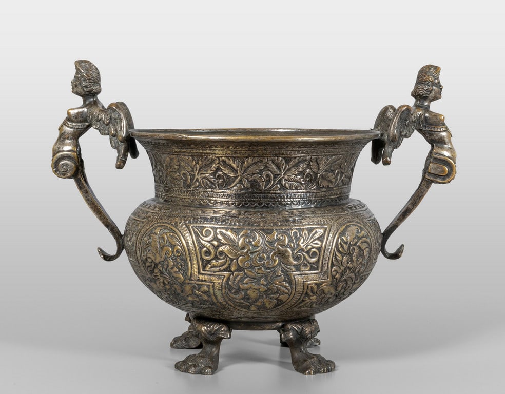 Vaso in bronzo cesellato a motivi vegetali, piedi (1 of 2)