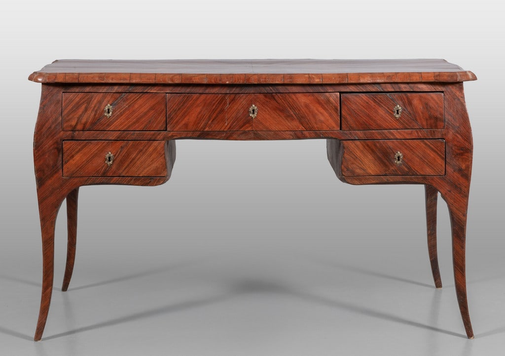 Scrivania Luigi XV a cinque cassetti lastronata: Scrivania Luigi XV a cinque cassetti lastronata in noce, Italia Meridionale sec.XVIII cm. 134x74 h. 80