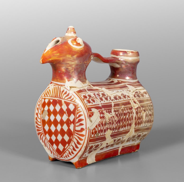 Acquamanile in maiolica a lustro, raffigurante: Acquamanile in maiolica a lustro, raffigurante animale fantastico, Valencia sec.XIX cm.20xh.18, difetti