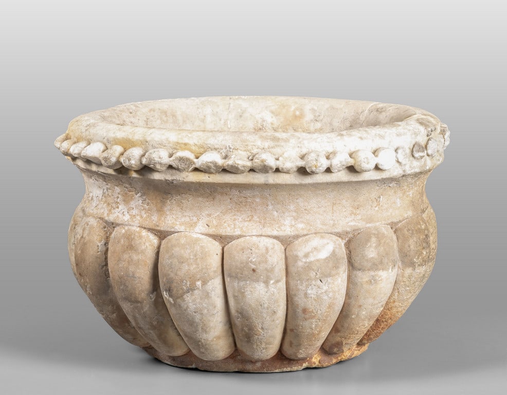 Vasca da centro baccellata in marmo pario, (1 of 2)