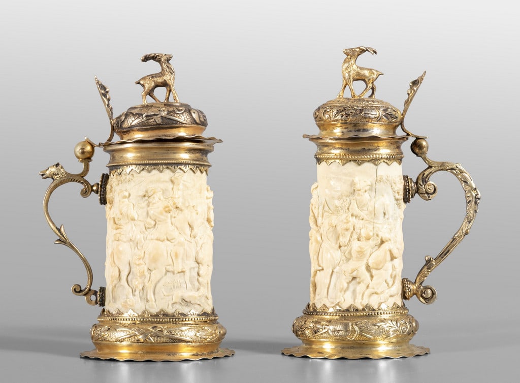 Coppia di piccoli tankard in avorio con (1 of 1)