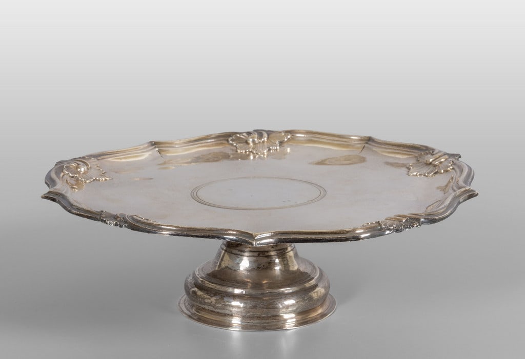 Alzata in argento con bordo decorato con pellacce (1 of 2)