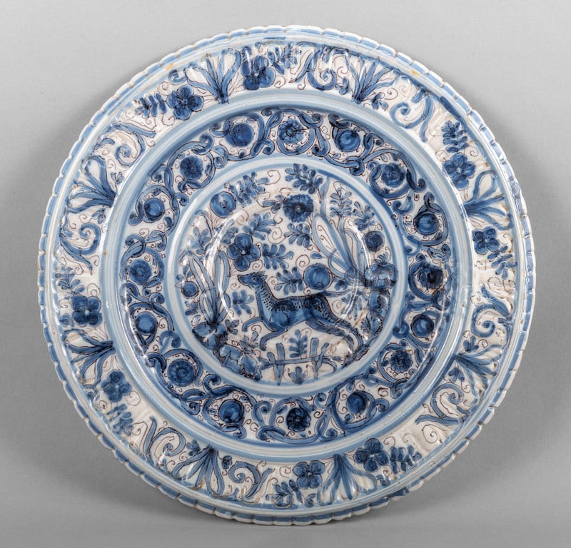 Piatto in maiolica a decoro calligrafico bianco e (1 of 1)