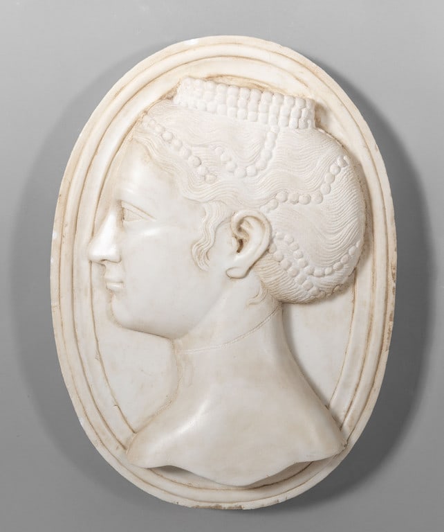 Profilo di donna con perle altorilievo in: Profilo di donna con perle altorilievo in marmo di forma ovale cm.40x50
