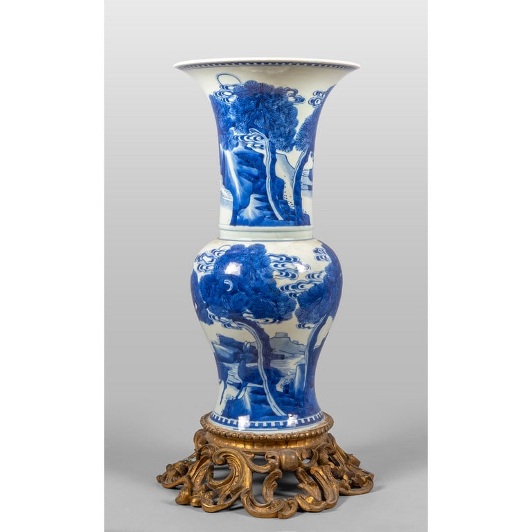 Vaso a tromba in porcellana bianca e blu, epoca (1 of 2)