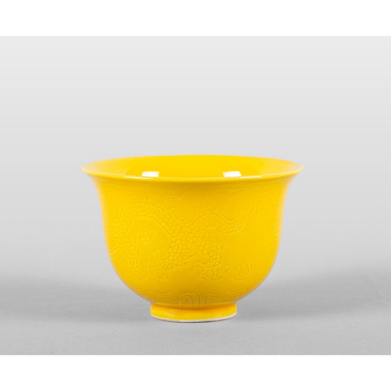 Coppa in porcellana a fondo giallo decorata con (1 of 2)