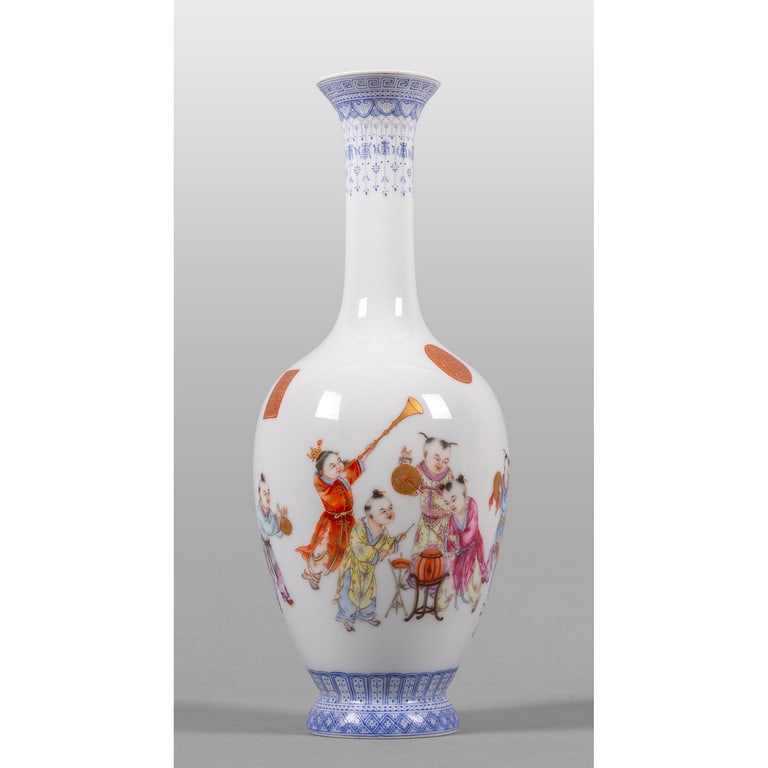 Vaso a collo lungo in porcellana decorata in: Vaso a collo lungo in porcellana decorata in policromia con bimbi suonatori, marcato alla base, Cina I metà sec.XIX h.cm.23