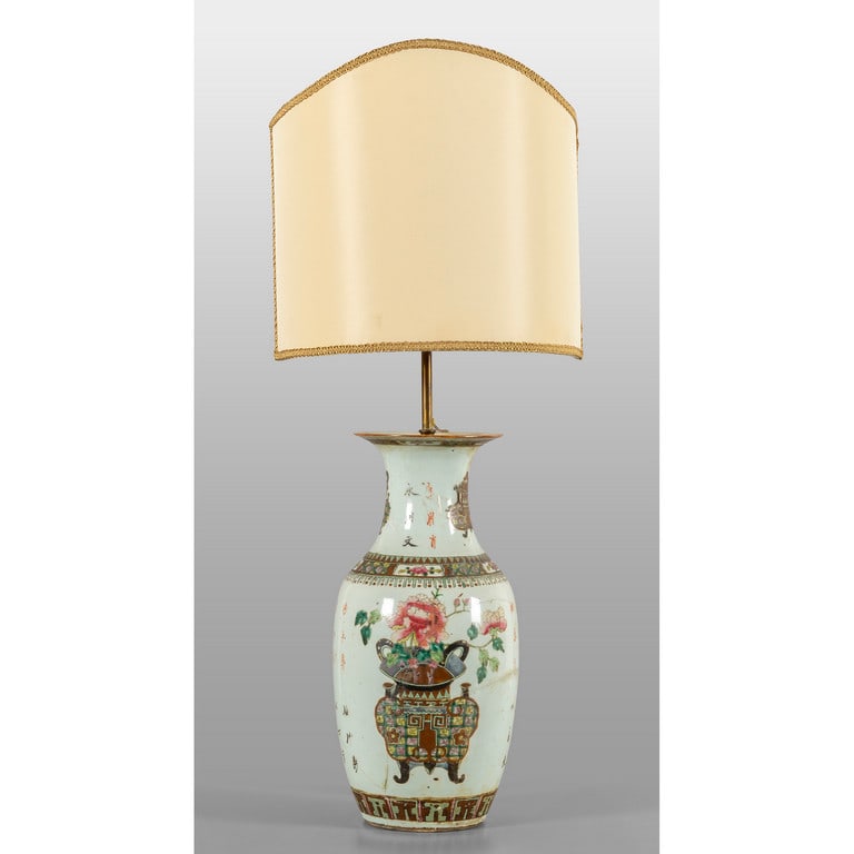 Vaso in porcellana decorato in policromia su (1 of 2)