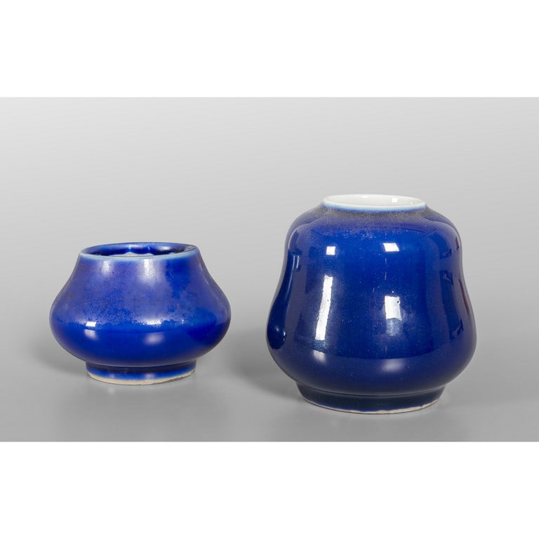 Due vasi in porcellana blu, uno marcato alla (1 of 2)