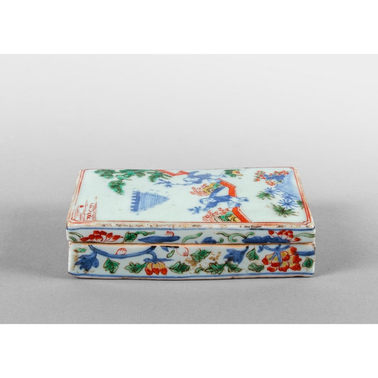 Scatola portainchiostro in porcellana policroma: Scatola portainchiostro in porcellana policroma decorata con giochi di bimbi, Cina sec.XIX cm. 13x8 h. 3,5