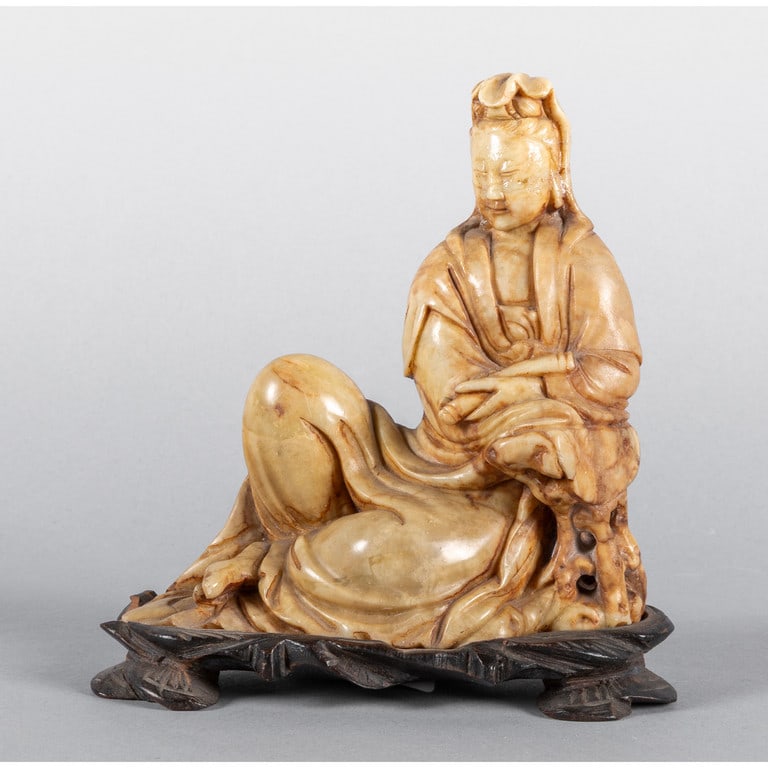 Guanin in pietra saponaria, Cina: Guanin in pietra saponaria, Cina sec.XIX h.cm.13