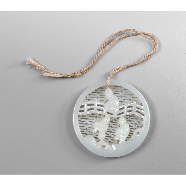 Placca circolare in giada bianca intagliata con (1 of 2)