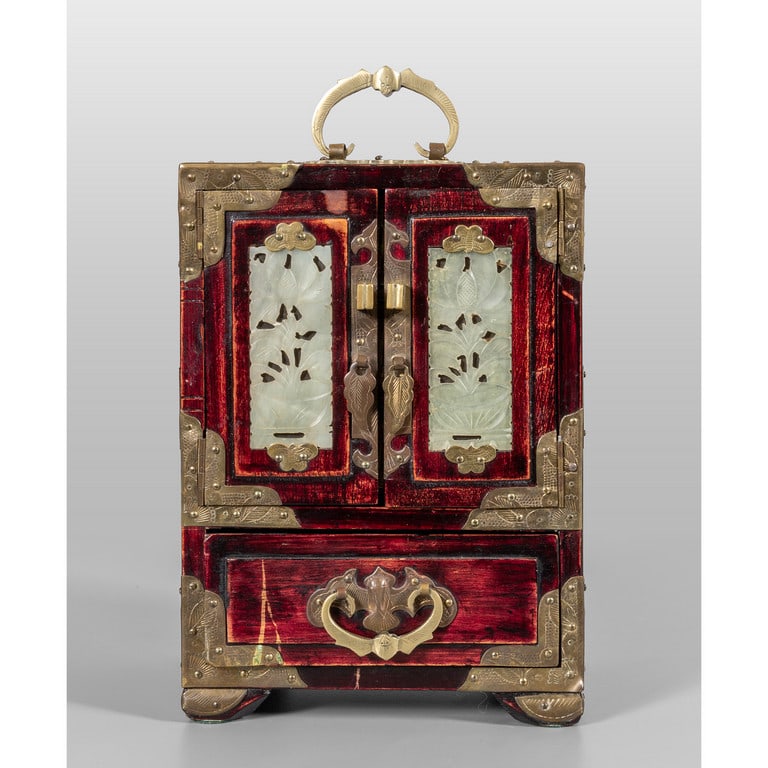 Mobiletto portagioie in legno e giada, Cina metà (1 of 3)