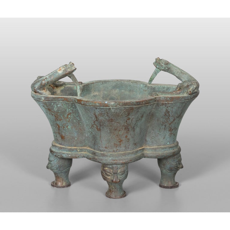 Vaso arcaico in bronzo con prese a forma di kilin (1 of 2)