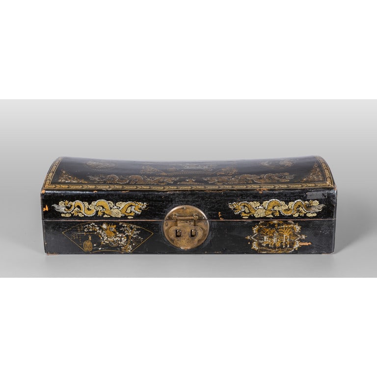 Baule in legno laccato oro e argento su fondo: Baule in legno laccato oro e argento su fondo nero a dragoni e ideogrammi, Cina sec.XIX cm. 60x28 h. 18