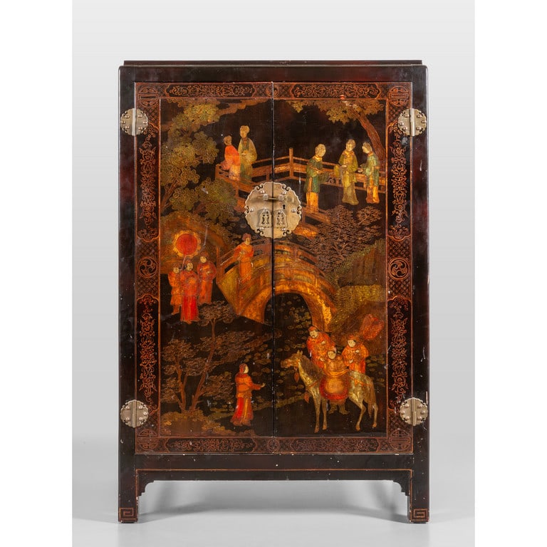 Piccolo armadio in lacca nera decorato con figure: Piccolo armadio in lacca nera decorato con figure orientali, Cina I metà sec.XX cm. 90x54 h. 138