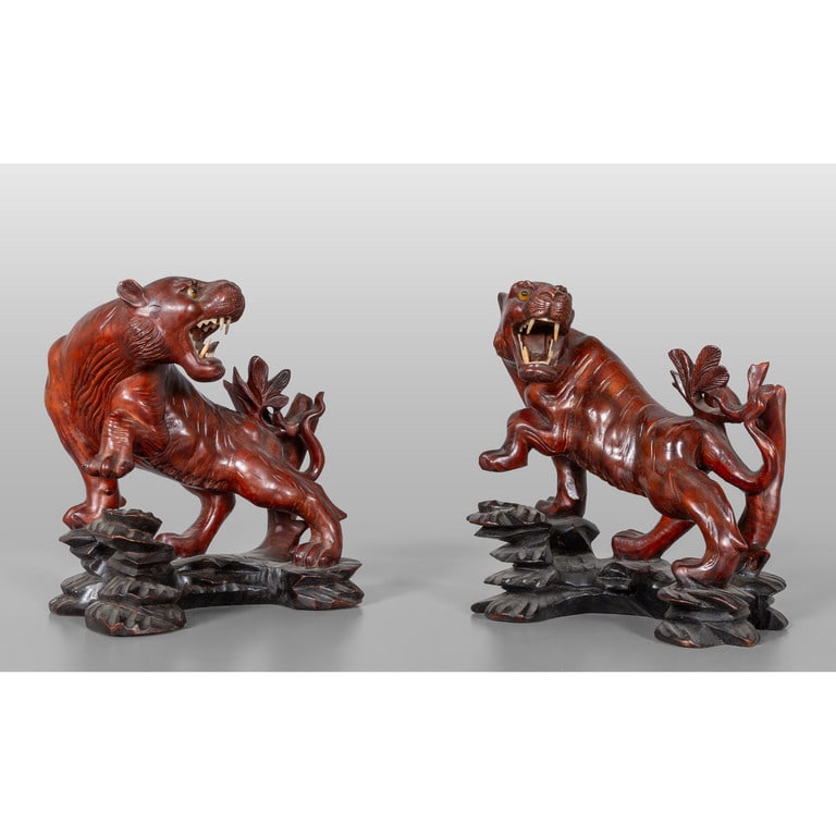 Coppia di pantere in legno scolpito con denti in (1 of 2)