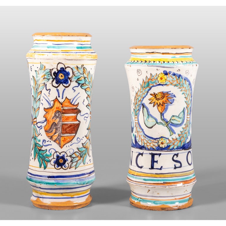 Due albarelli in maiolica policroma, uno decorato (1 of 2)