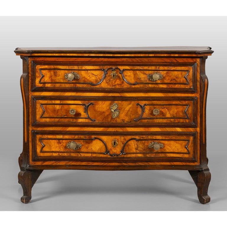 Piccolo comò Luigi XIV a tre cassetti lastronato: Piccolo comò Luigi XIV a tre cassetti lastronato in noce e radica, Lombardia sec.XVIII cm. 114x47 h. 89