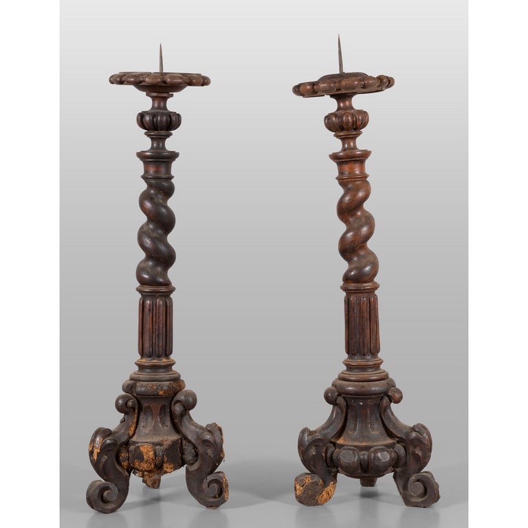 Coppia di torciere in noce intagliato, (1 of 2)