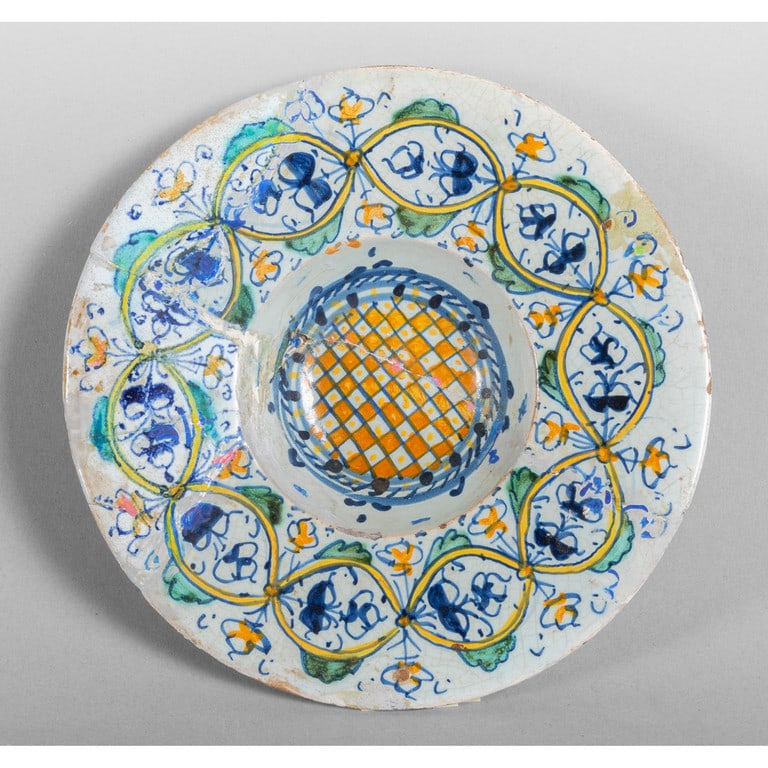 Piatto in maiolica policroma con decoro floreale, (1 of 1)