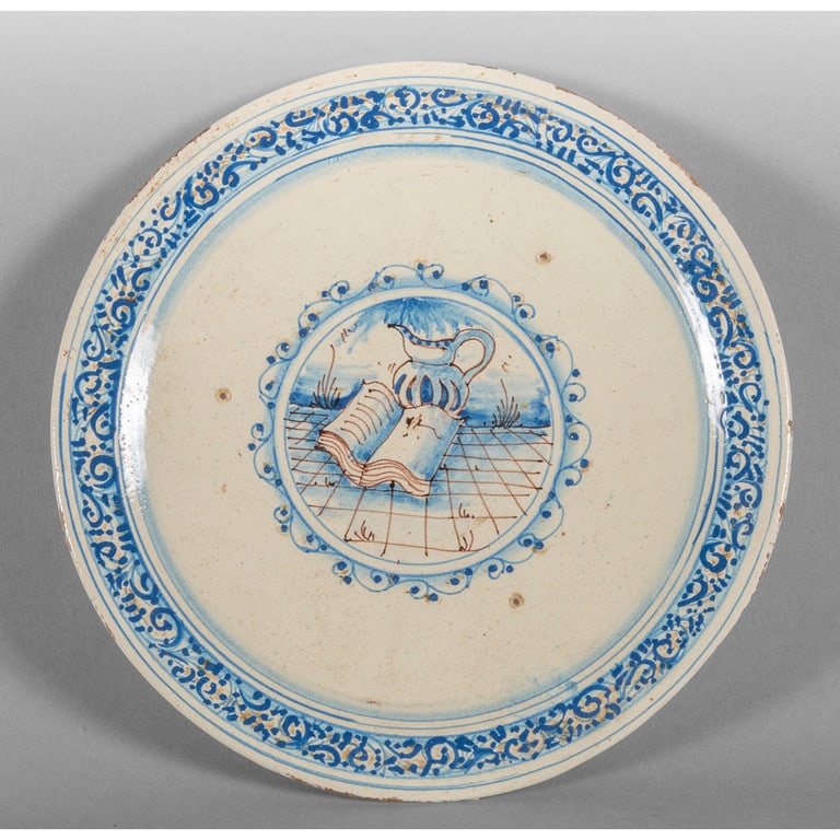 Piatto in maiolica policroma decorato al centro (1 of 1)