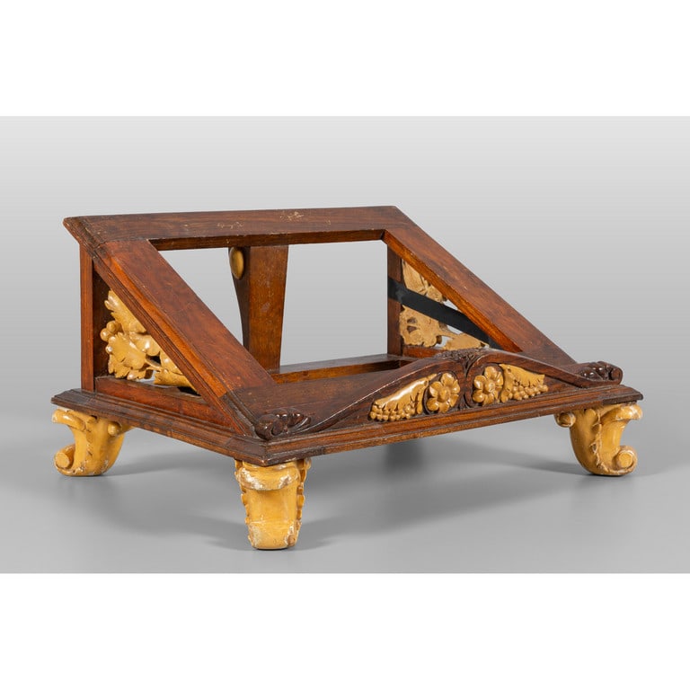 Leggio in noce con intagli in legno chiaro,: Leggio in noce con intagli in legno chiaro, sec.XVIII cm. 37x30 h. 21