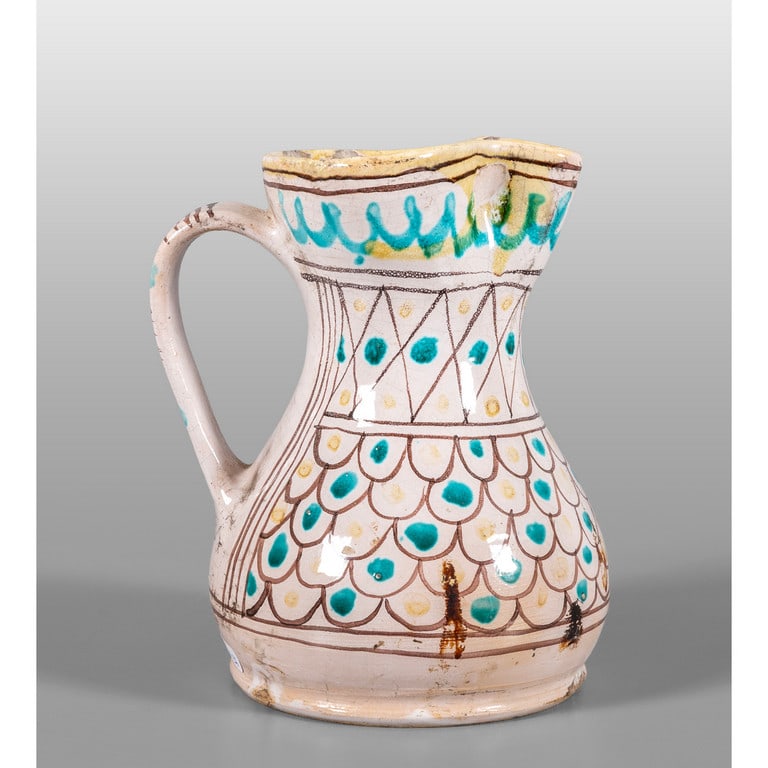 Brocca in maiolica con decoro a palmette verdi su (1 of 2)