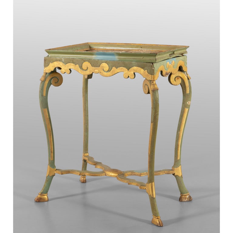 Tavolino in legno intagliato e laccato a fondo (1 of 2)