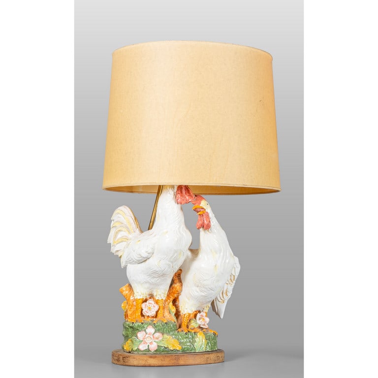 Lampada formata da due grandi galline in: Lampada formata da due grandi galline in ceramica h.cm.66, h.tot.cm.90
