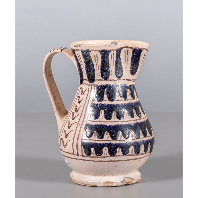 Brocca con manico in maiolica, decoro a zaffera, (1 of 2)