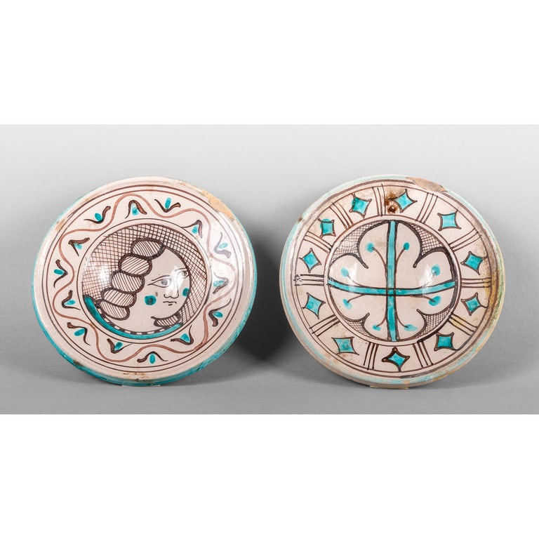 Coppia di piatti in maiolica, uno raffigurante un (1 of 1)