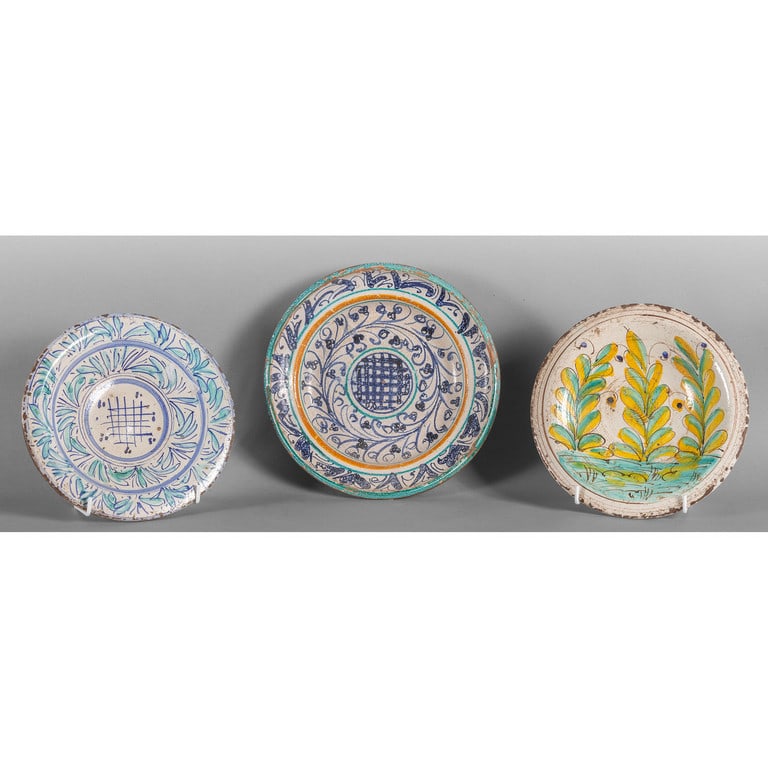 Tre piatti in maiolica policroma a decoro (1 of 1)