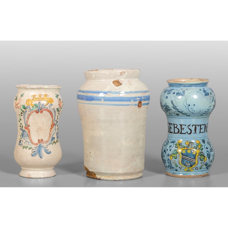 Tre albarelli in maiolica di varie epoche, forme (1 of 2)