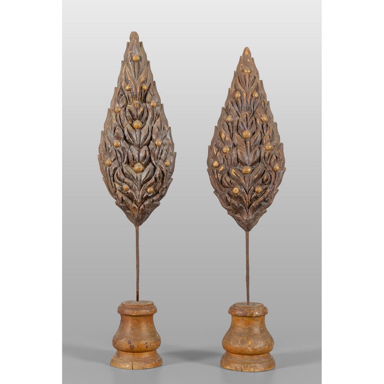 Coppia di sculture in legno raffiguranti foglie, (1 of 2)