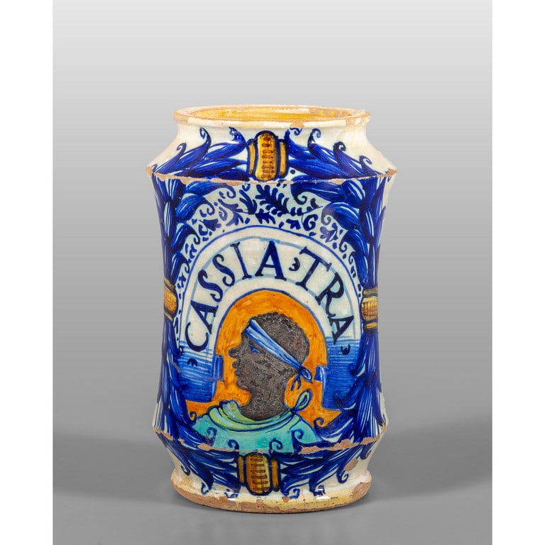 Albarello da farmacia in maiolica policroma: Albarello da farmacia in maiolica policroma decorato con ghirlanda che racchiude una testa di moro e scritta medicinale, Deruta sec.XIX h.cm.22, difetti