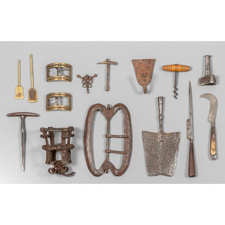 Scatola contenente diversi antichi ferri (1 of 1)