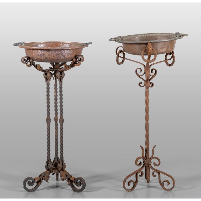 Due antichi vassoi rinascimentali in rame con (1 of 1)