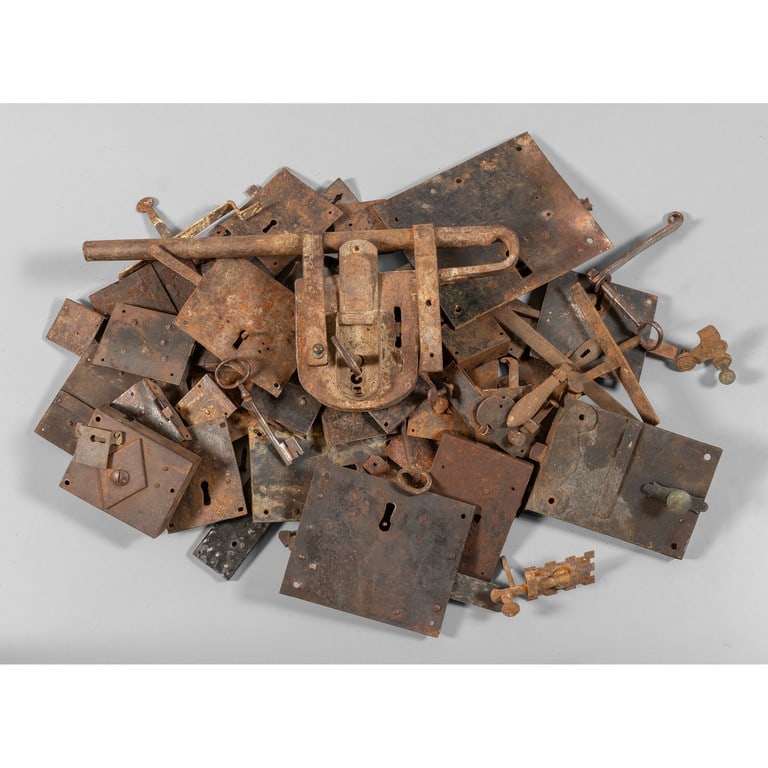 Due scatole contenenti serrature di varie forme e (1 of 1)