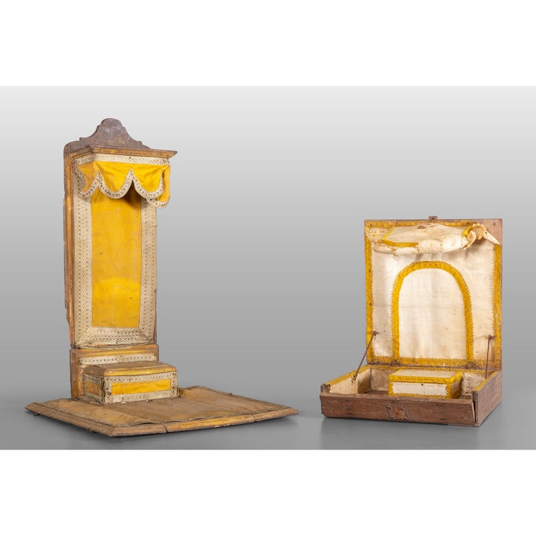 Due altaroli da viaggio in legno, (1 of 2)