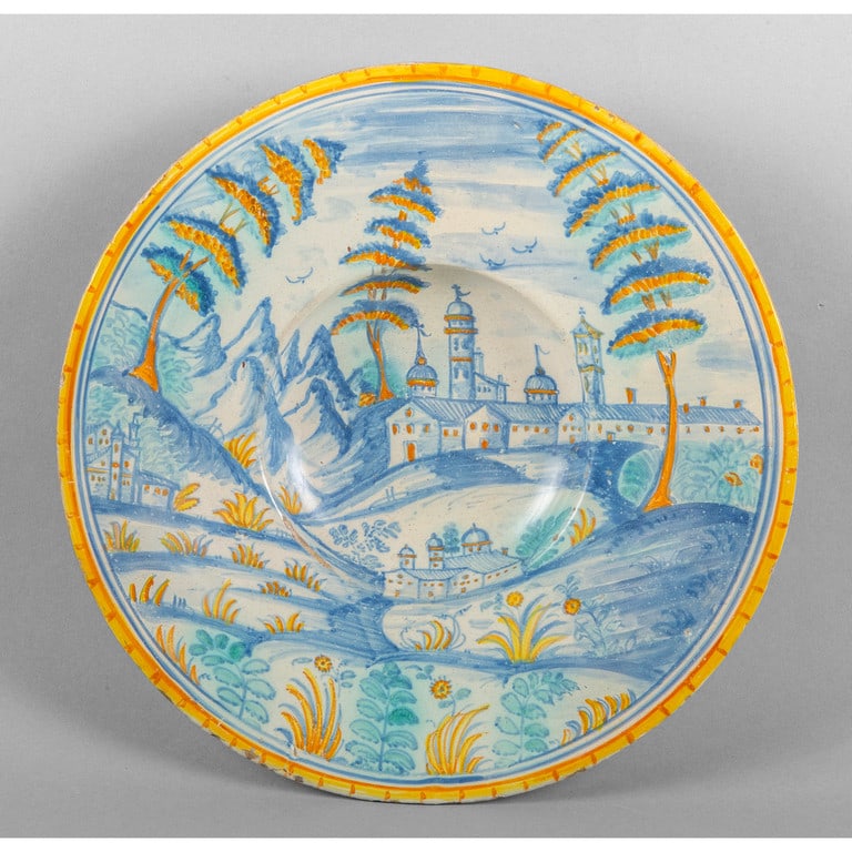 Piatto in maiolica decorato in policromia a (1 of 1)