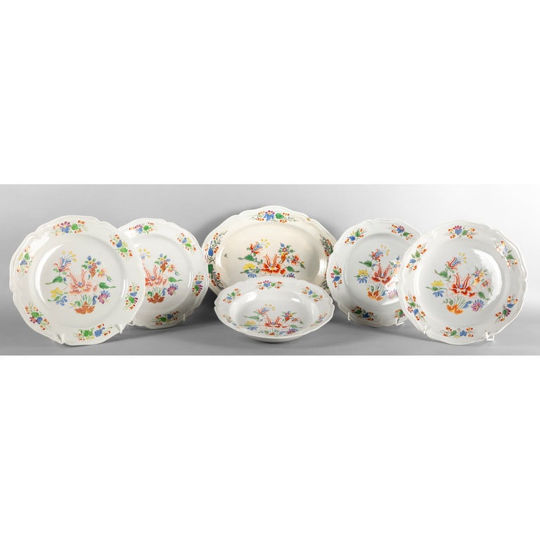 Cinque piatti ed un vassoio in ceramica decorata (1 of 1)