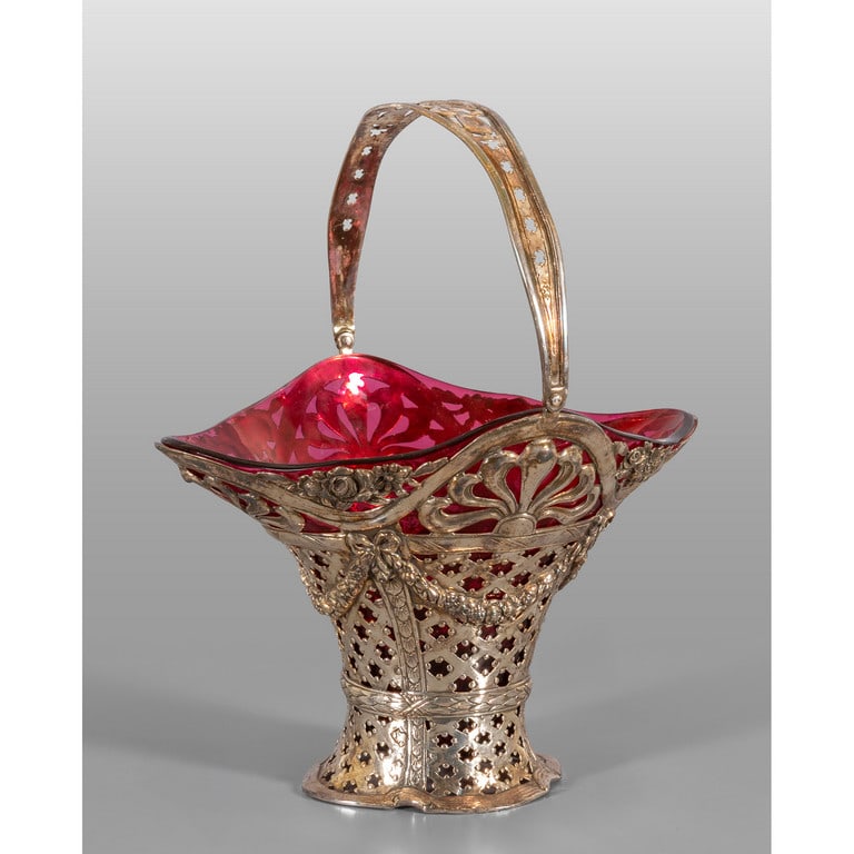 Cestino in argento finemente cesellato e sbalzato: Cestino in argento finemente cesellato e sbalzato con manico cm.26x20xh.18, gr.849